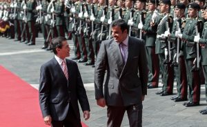  El presidente de México, Enrique Peña Nieto (i), y el emir de Catar