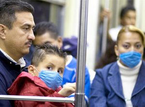 Usuarios del metro de la Ciudad de México usan máscaras para evitar el contagio.magen de archivo Reuters