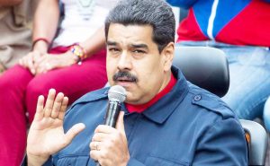 CAR01. CARACAS (VENEZUELA) 14/04/2016.- El presidente de Venezuela, Nicolás Maduro, participa en una manifestación en apoyo al Gobierno hoy, jueves 14 de abril de 2016, en la ciudad de Caracas (Venezuela). Miles de chavistas marchan hoy en Caracas en contra de lo que consideran la "ley estafa", una norma aprobada la semana pasada por el Parlamento que pretende conceder a los beneficiarios del programa estatal de viviendas sociales la propiedad de las mismas. EFE/MIGUEL GUTIERREZ