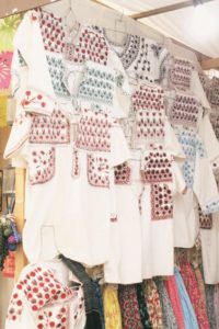 El diseño de las blusas elaboradas en Santa María Tlahuitoltepec, Mixes.